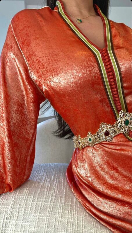 Caftan en velours orange cuivré – Élégance éclatante