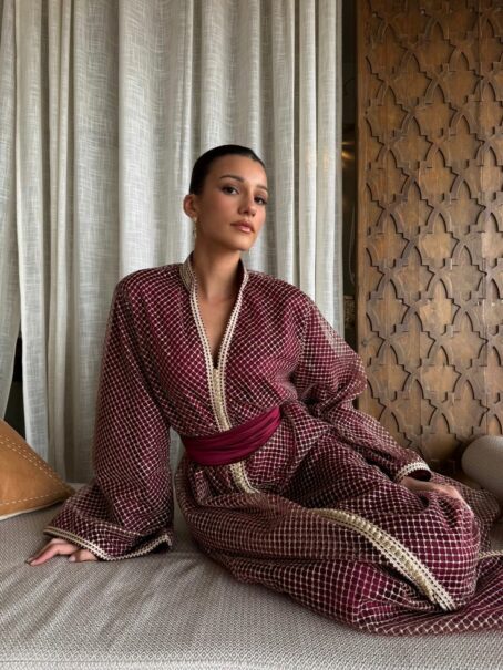Caftan “Rubis Impérial” – Élégance Artisanale & Héritage Couture