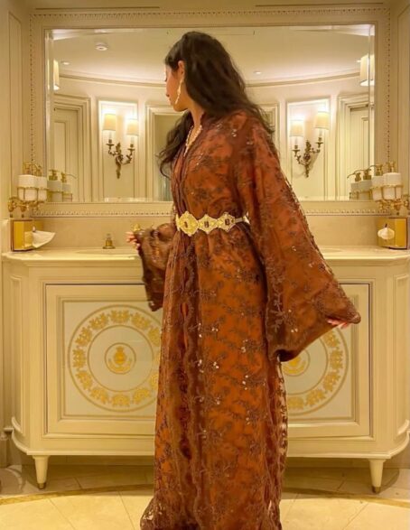 Caftan en tulle brodé chocolat – Raffinement oriental – Image 3